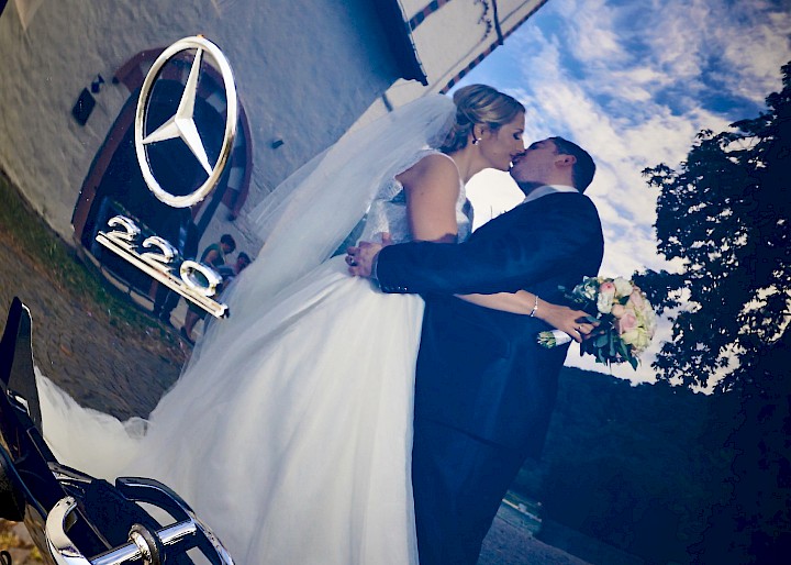 Reflexion Brautpaar auf Mercedes Heck