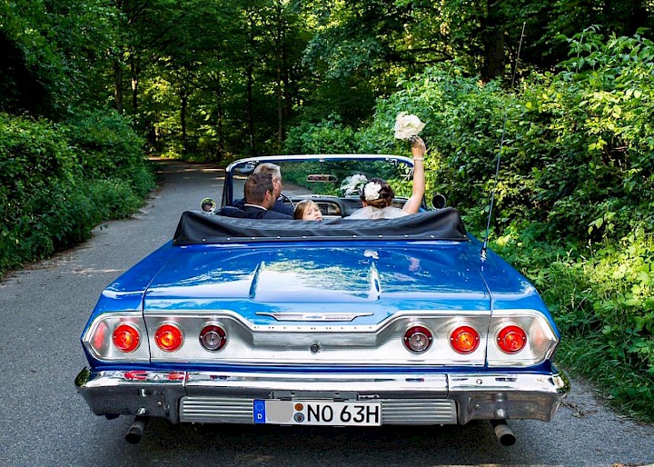 Hochzeitspaar in Impala Cabrio
