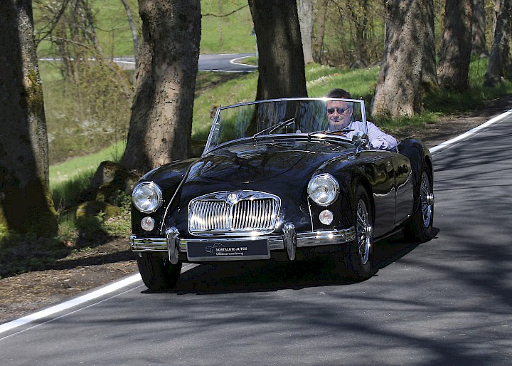 MG auf kurviger Landstraße