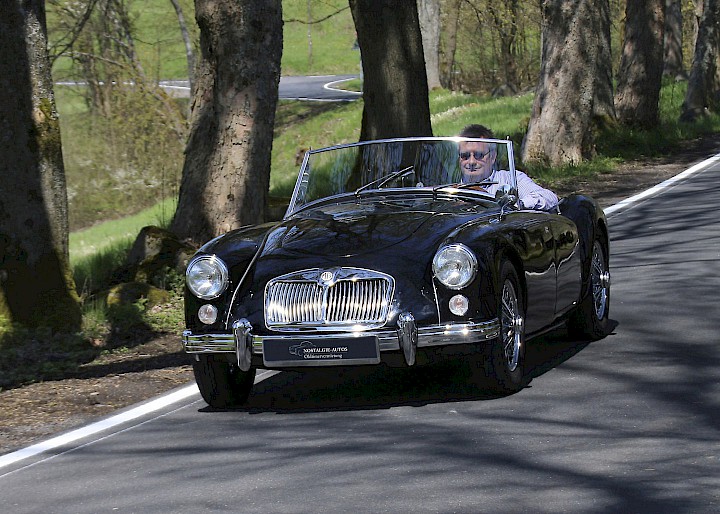 MG auf kurviger Landstraße