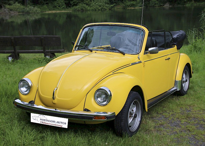 VW Käfer Cabrio offen am Teich