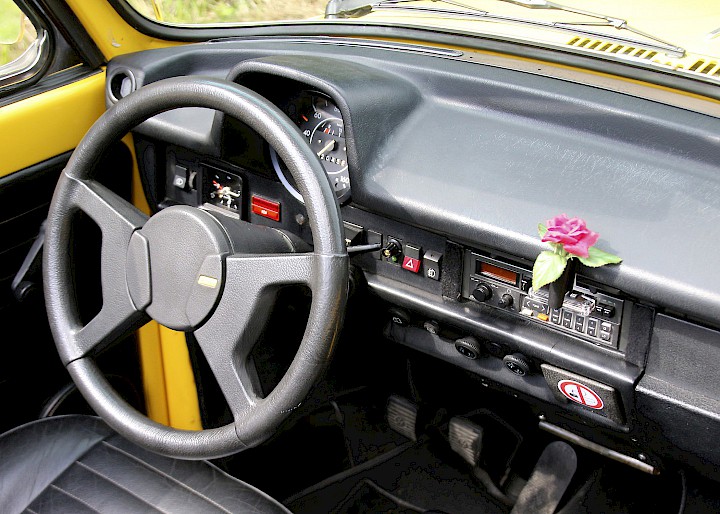 VW Käfer Cabrio offen Blick ins Cockpit
