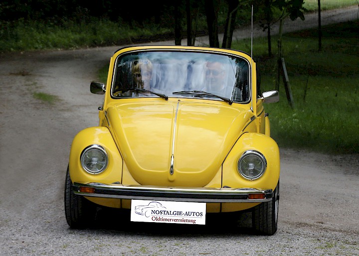 VW Käfer Cabrio auf Waldweg