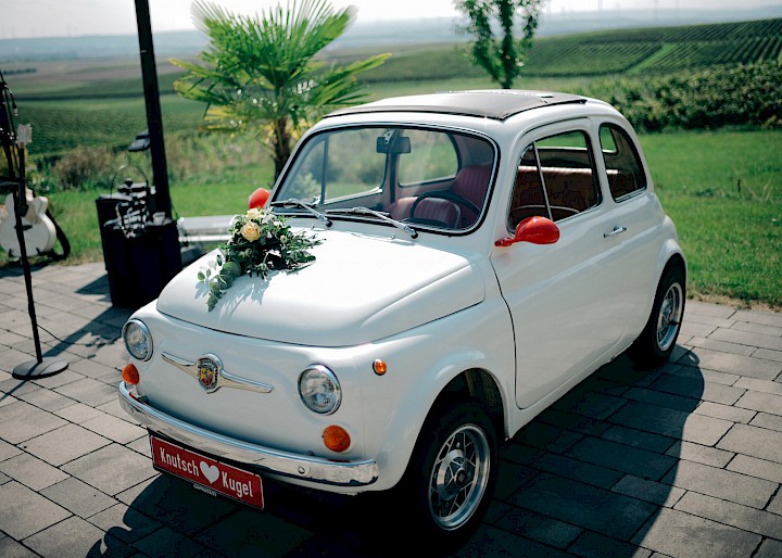 Fiat 500 geschmückt für Hochzeit