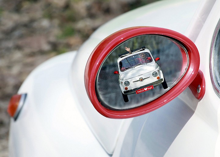 Blick auf Fahrzeugspiegel