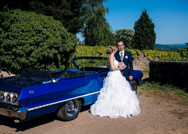 Brautpaar mit Impala
