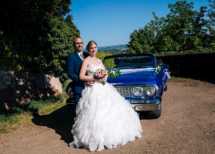 Brautpaar vor Impala