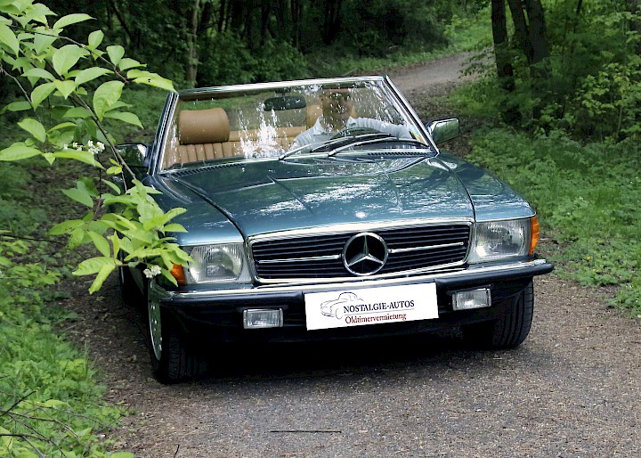 Fahrender Mercedes auf Waldweg
