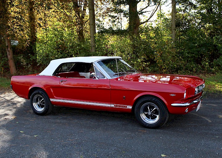 Seitenansicht Mustang Cabrio geschlossen