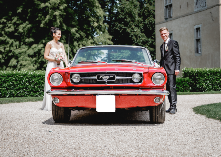 Brautpaar neben Mustang
