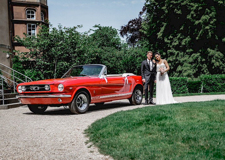 Mustang vor Burg mit Brautpaar