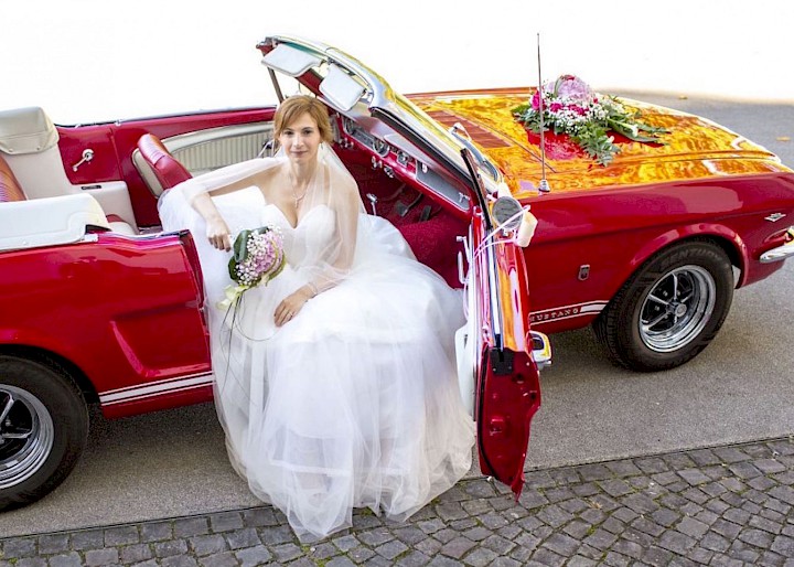 Braut auf Beifahrersitz